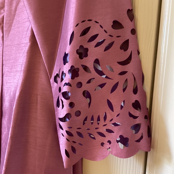 Woman’s dress size 16 with lace cut sleeves and front hem. - Picture 2 of 4